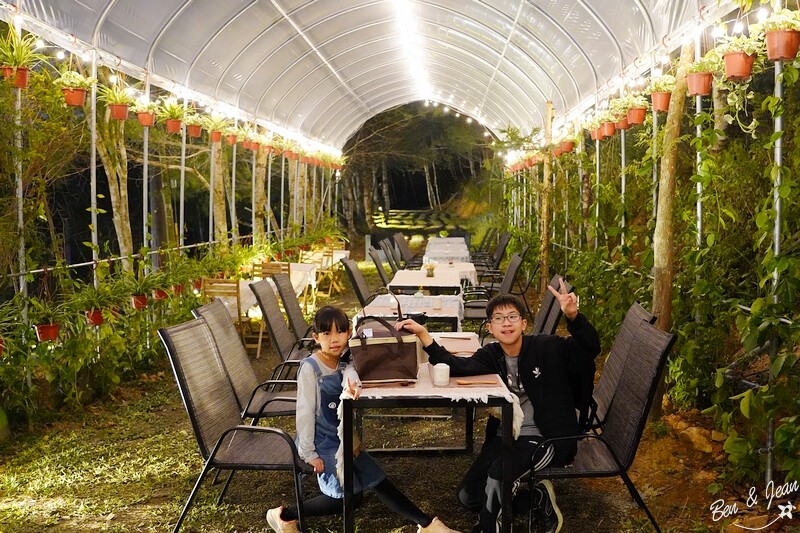 葉子秘境 森林系Villa》佔地1.2萬坪森林系住宿，新型態輕奢華免搭帳露營，一泊二食、獨立衛浴超享受、房內