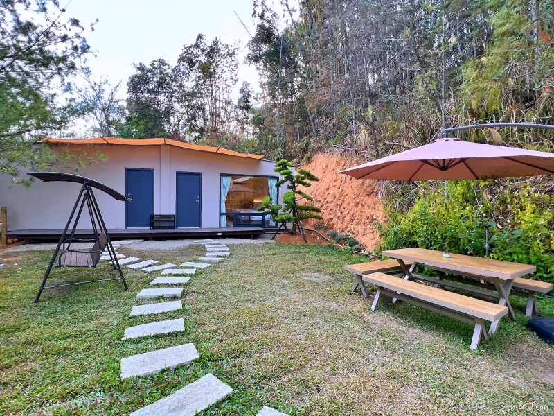葉子秘境 森林系Villa》佔地1.2萬坪森林系住宿，新型態輕奢華免搭帳露營，一泊二食、獨立衛浴超享受、房內