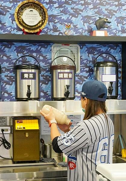 LINE_ALBUM_GOLD丘茶飲 二傻夫婦_230102_1.jpg LINE_ALBUM_GOLD丘茶飲 二傻夫婦_230102_1.jpg