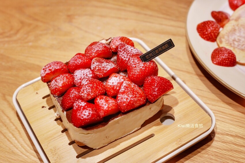 南投草屯美食三筋豬排，三筋南投1號店｜獨家浮誇系肉肉山梅山排骨定食太厲害.夢幻草莓季鬆餅超好吃，近草屯