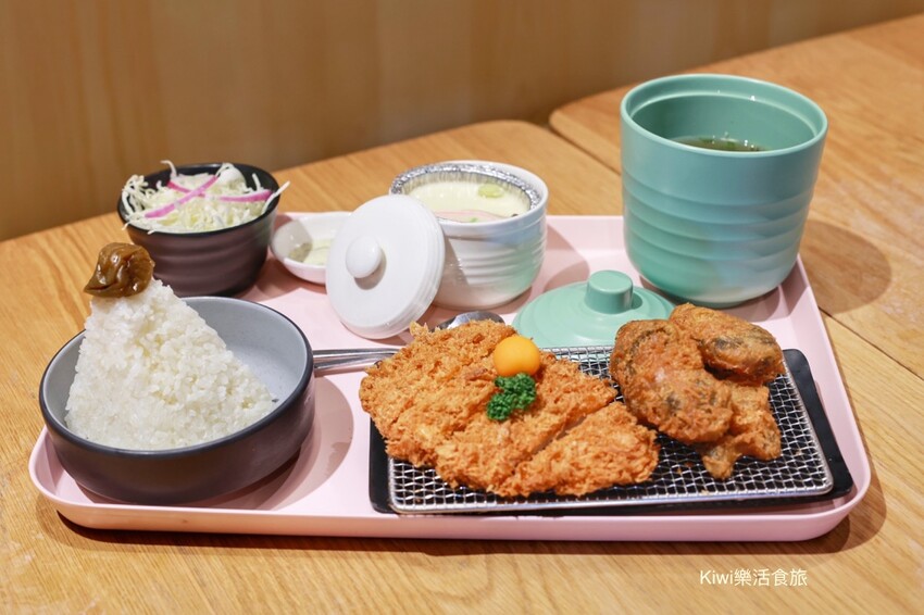 南投草屯美食三筋豬排，三筋南投1號店｜獨家浮誇系肉肉山梅山排骨定食太厲害.夢幻草莓季鬆餅超好吃，近草屯