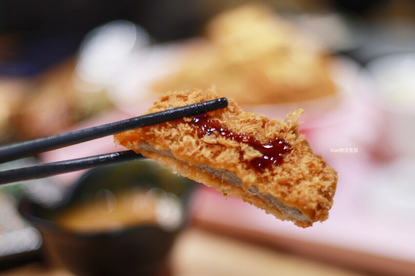 南投草屯美食三筋豬排，三筋南投1號店｜獨家浮誇系肉肉山梅山排骨定食太厲害.夢幻草莓季鬆餅超好吃，近草屯