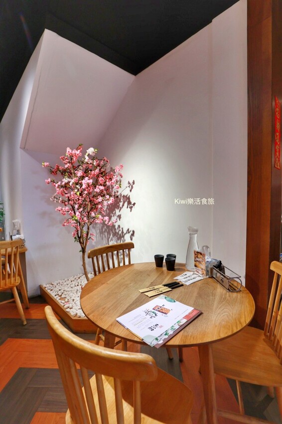 南投草屯美食三筋豬排，三筋南投1號店｜獨家浮誇系肉肉山梅山排骨定食太厲害.夢幻草莓季鬆餅超好吃，近草屯