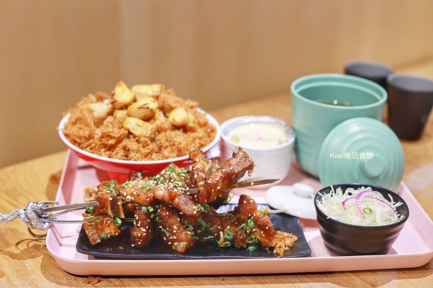 南投草屯美食三筋豬排，三筋南投1號店｜獨家浮誇系肉肉山梅山排骨定食太厲害.夢幻草莓季鬆餅超好吃，近草屯