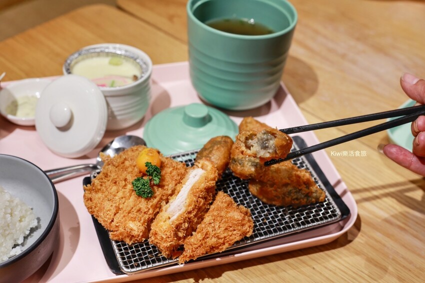 南投草屯美食三筋豬排，三筋南投1號店｜獨家浮誇系肉肉山梅山排骨定食太厲害.夢幻草莓季鬆餅超好吃，近草屯