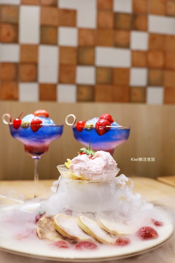 南投草屯美食三筋豬排，三筋南投1號店｜獨家浮誇系肉肉山梅山排骨定食太厲害.夢幻草莓季鬆餅超好吃，近草屯