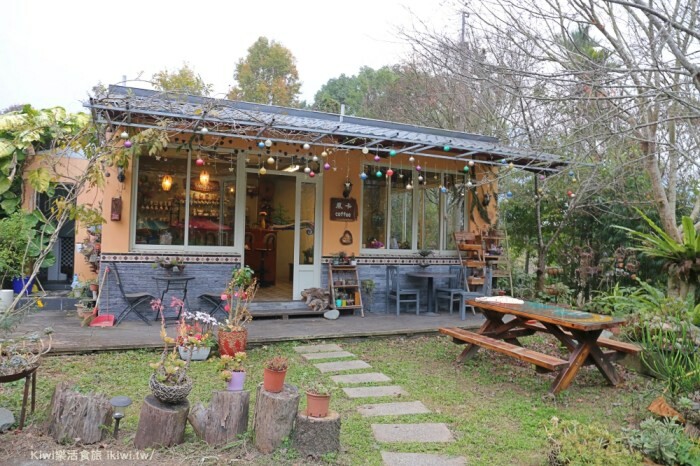 南投草屯美食三筋豬排，三筋南投1號店｜獨家浮誇系肉肉山梅山排骨定食太厲害.夢幻草莓季鬆餅超好吃，近草屯