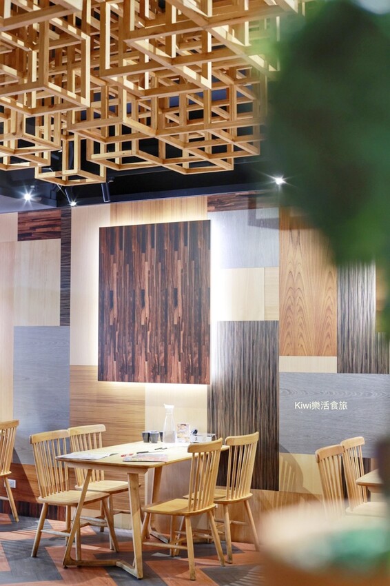 南投草屯美食三筋豬排，三筋南投1號店｜獨家浮誇系肉肉山梅山排骨定食太厲害.夢幻草莓季鬆餅超好吃，近草屯