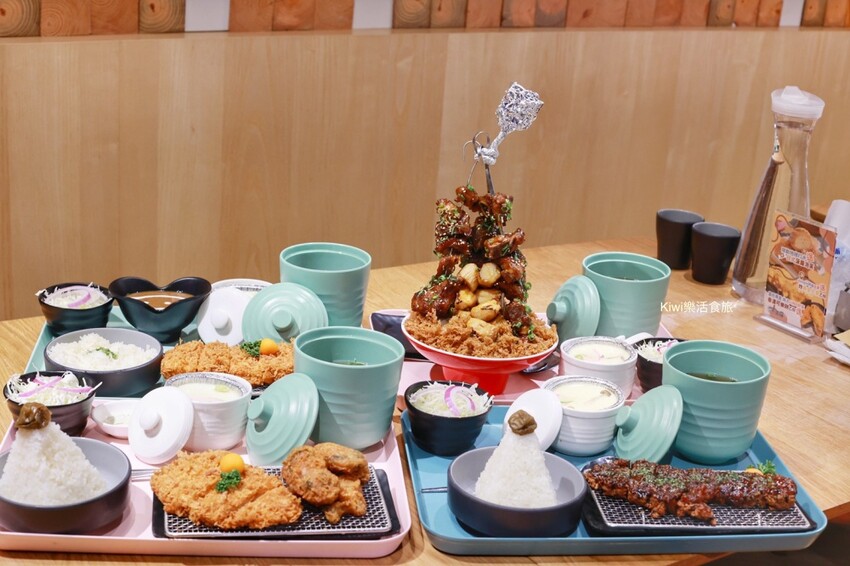 南投草屯美食三筋豬排，三筋南投1號店｜獨家浮誇系肉肉山梅山排骨定食太厲害.夢幻草莓季鬆餅超好吃，近草屯