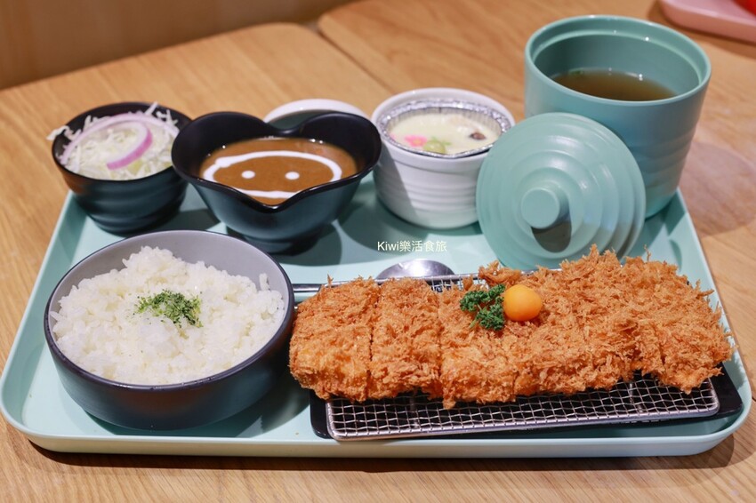 南投草屯美食三筋豬排，三筋南投1號店｜獨家浮誇系肉肉山梅山排骨定食太厲害.夢幻草莓季鬆餅超好吃，近草屯