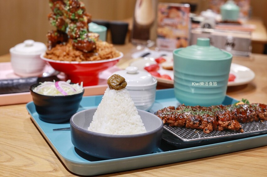 南投草屯美食三筋豬排，三筋南投1號店｜獨家浮誇系肉肉山梅山排骨定食太厲害.夢幻草莓季鬆餅超好吃，近草屯