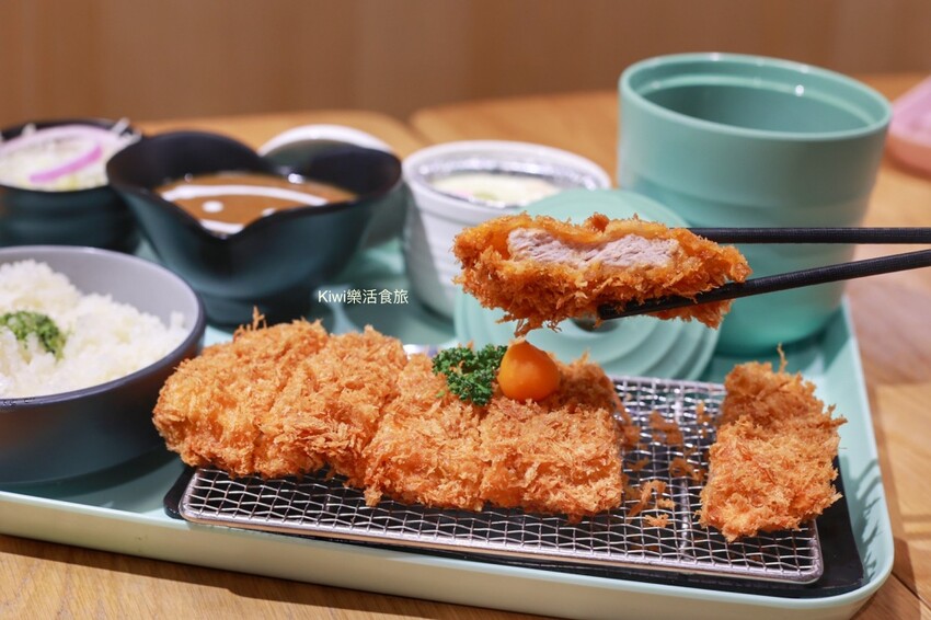 南投草屯美食三筋豬排，三筋南投1號店｜獨家浮誇系肉肉山梅山排骨定食太厲害.夢幻草莓季鬆餅超好吃，近草屯