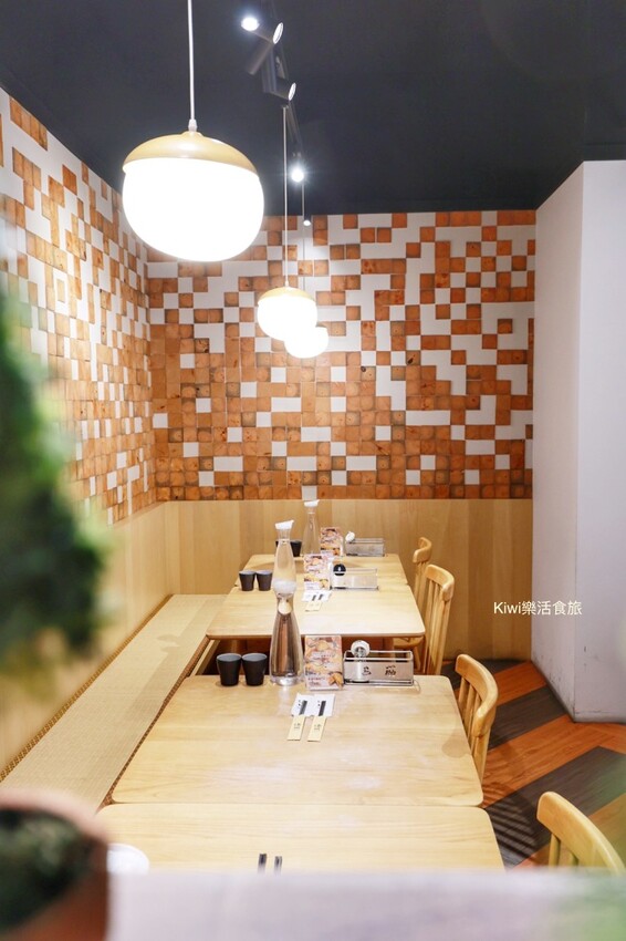 南投草屯美食三筋豬排，三筋南投1號店｜獨家浮誇系肉肉山梅山排骨定食太厲害.夢幻草莓季鬆餅超好吃，近草屯