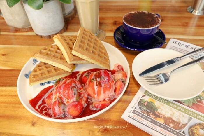 南投草屯美食三筋豬排，三筋南投1號店｜獨家浮誇系肉肉山梅山排骨定食太厲害.夢幻草莓季鬆餅超好吃，近草屯