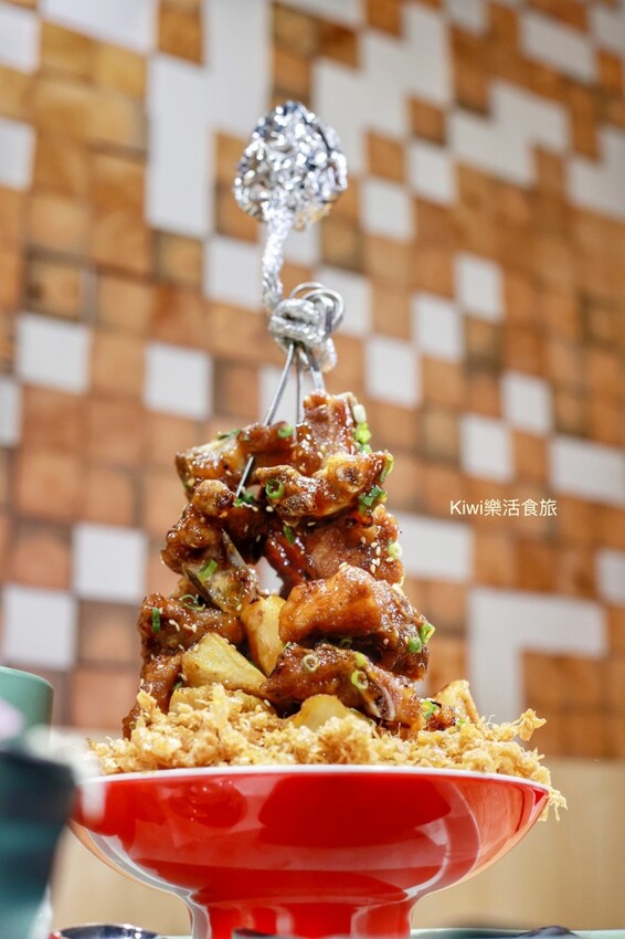 南投草屯美食三筋豬排，三筋南投1號店｜獨家浮誇系肉肉山梅山排骨定食太厲害.夢幻草莓季鬆餅超好吃，近草屯