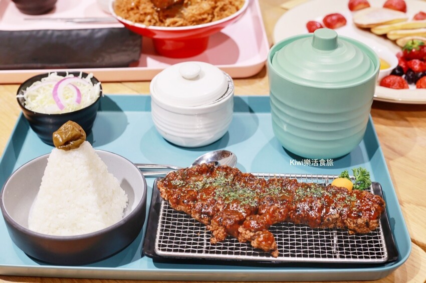 南投草屯美食三筋豬排，三筋南投1號店｜獨家浮誇系肉肉山梅山排骨定食太厲害.夢幻草莓季鬆餅超好吃，近草屯