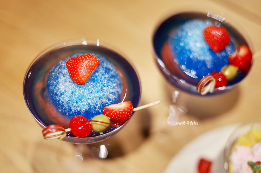 南投草屯美食三筋豬排，三筋南投1號店｜獨家浮誇系肉肉山梅山排骨定食太厲害.夢幻草莓季鬆餅超好吃，近草屯