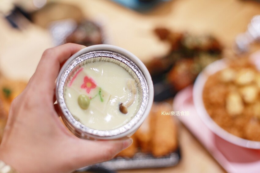 南投草屯美食三筋豬排，三筋南投1號店｜獨家浮誇系肉肉山梅山排骨定食太厲害.夢幻草莓季鬆餅超好吃，近草屯