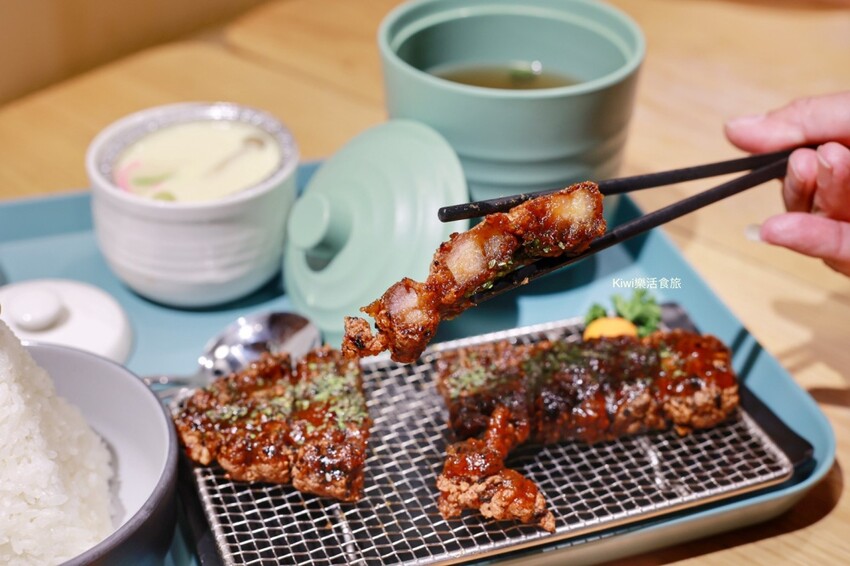 南投草屯美食三筋豬排，三筋南投1號店｜獨家浮誇系肉肉山梅山排骨定食太厲害.夢幻草莓季鬆餅超好吃，近草屯