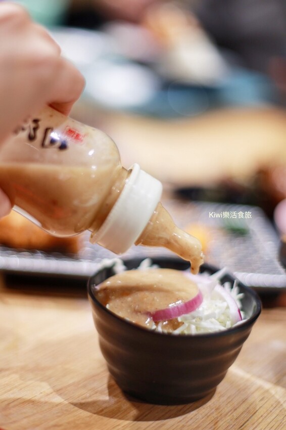 南投草屯美食三筋豬排，三筋南投1號店｜獨家浮誇系肉肉山梅山排骨定食太厲害.夢幻草莓季鬆餅超好吃，近草屯