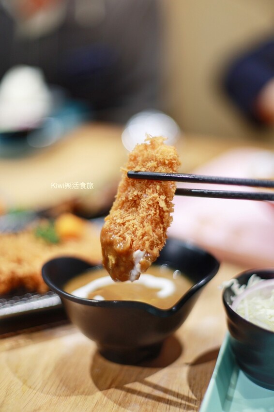 南投草屯美食三筋豬排，三筋南投1號店｜獨家浮誇系肉肉山梅山排骨定食太厲害.夢幻草莓季鬆餅超好吃，近草屯