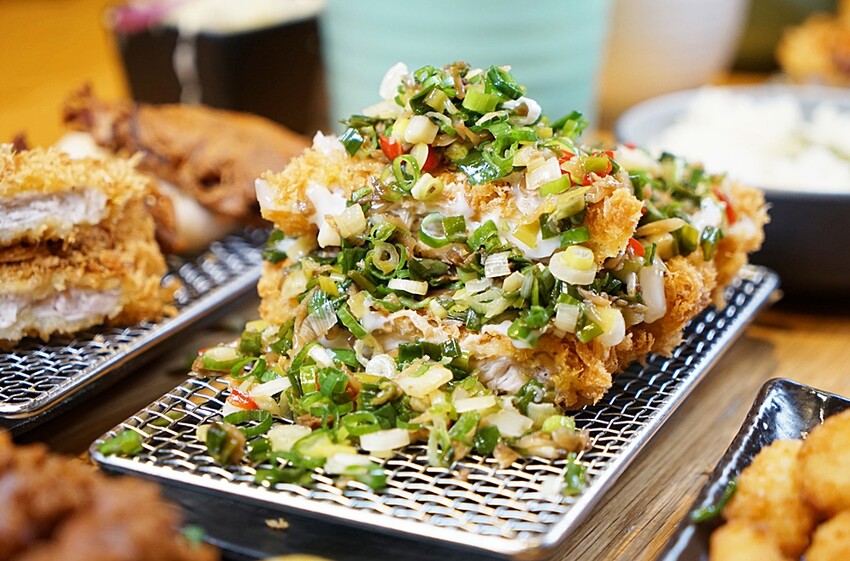 呼叫蔥花控、海鮮控出發！！人氣豬排新品上市，爆料三星蔥花、松葉蟹肉、澎湖小卷通通上桌，海陸通吃就在這！！