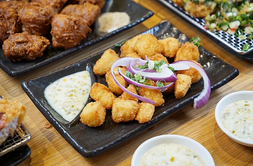 呼叫蔥花控、海鮮控出發！！人氣豬排新品上市，爆料三星蔥花、松葉蟹肉、澎湖小卷通通上桌，海陸通吃就在這！！