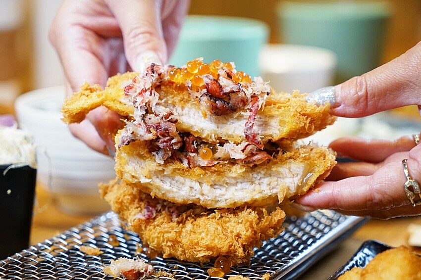 呼叫蔥花控、海鮮控出發！！人氣豬排新品上市，爆料三星蔥花、松葉蟹肉、澎湖小卷通通上桌，海陸通吃就在這！！