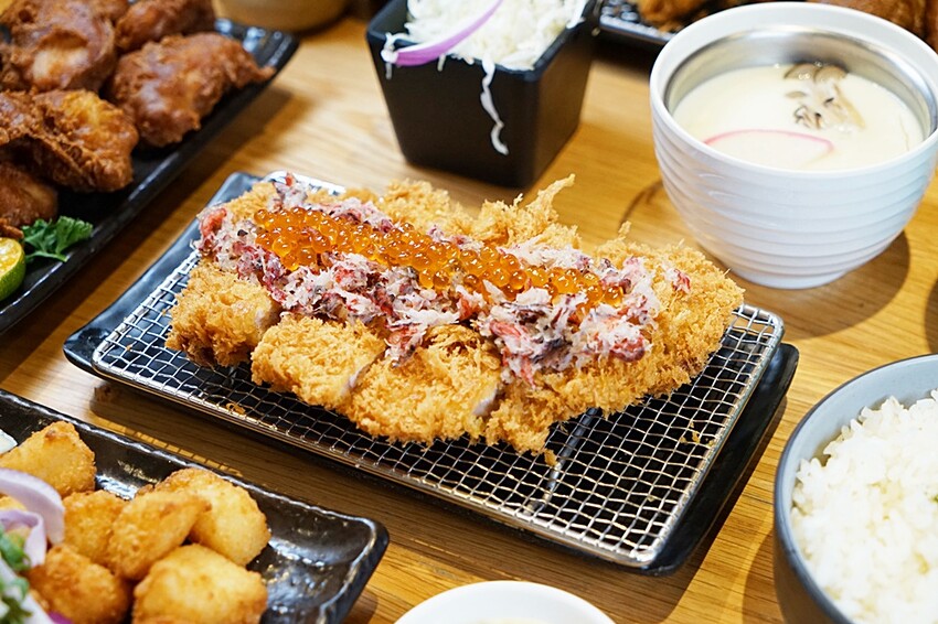 呼叫蔥花控、海鮮控出發！！人氣豬排新品上市，爆料三星蔥花、松葉蟹肉、澎湖小卷通通上桌，海陸通吃就在這！！