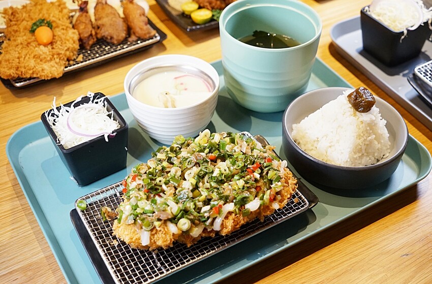 呼叫蔥花控、海鮮控出發！！人氣豬排新品上市，爆料三星蔥花、松葉蟹肉、澎湖小卷通通上桌，海陸通吃就在這！！