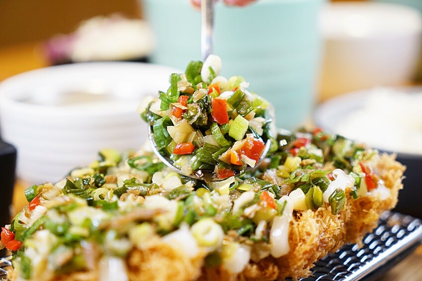 呼叫蔥花控、海鮮控出發！！人氣豬排新品上市，爆料三星蔥花、松葉蟹肉、澎湖小卷通通上桌，海陸通吃就在這！！