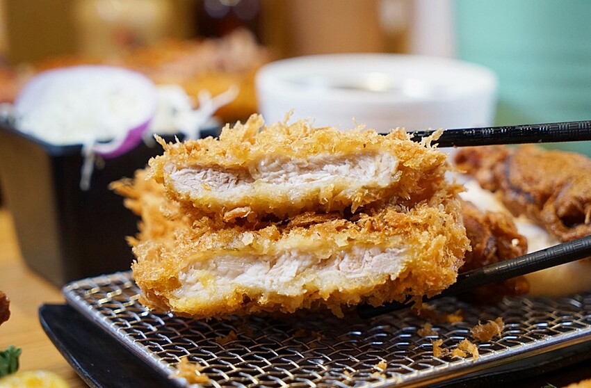 呼叫蔥花控、海鮮控出發！！人氣豬排新品上市，爆料三星蔥花、松葉蟹肉、澎湖小卷通通上桌，海陸通吃就在這！！