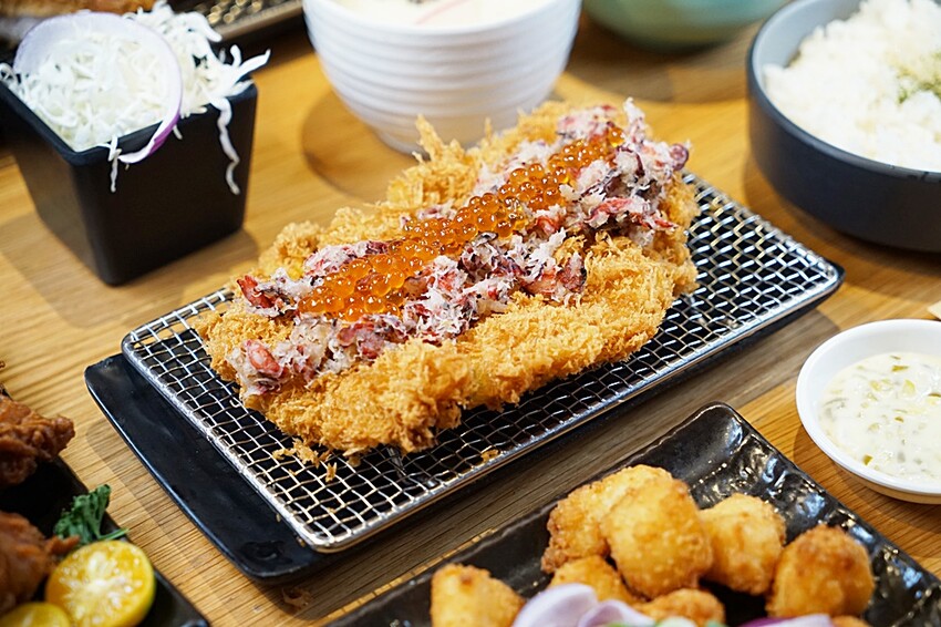 呼叫蔥花控、海鮮控出發！！人氣豬排新品上市，爆料三星蔥花、松葉蟹肉、澎湖小卷通通上桌，海陸通吃就在這！！