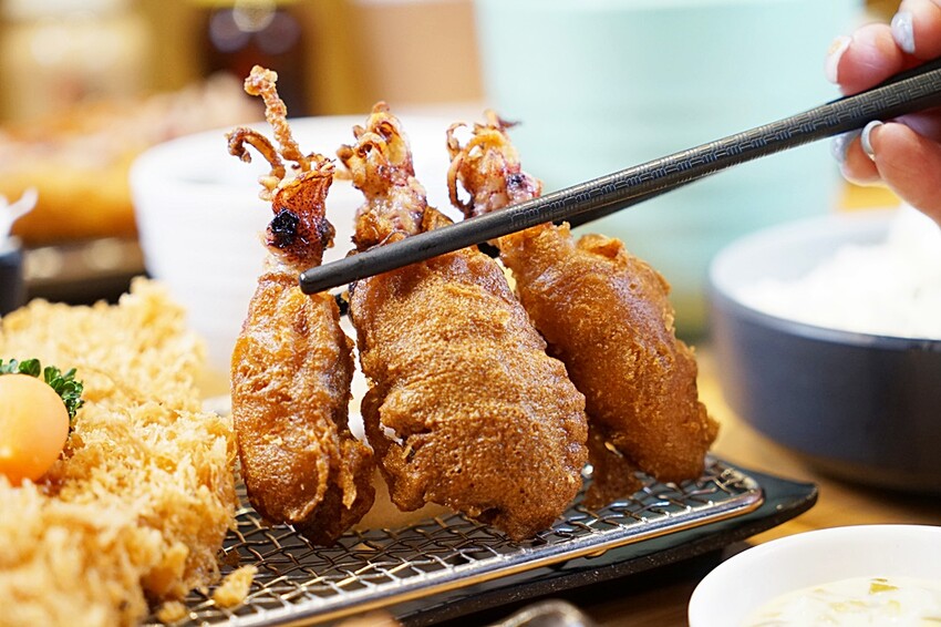 呼叫蔥花控、海鮮控出發！！人氣豬排新品上市，爆料三星蔥花、松葉蟹肉、澎湖小卷通通上桌，海陸通吃就在這！！