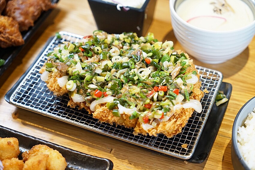 呼叫蔥花控、海鮮控出發！！人氣豬排新品上市，爆料三星蔥花、松葉蟹肉、澎湖小卷通通上桌，海陸通吃就在這！！