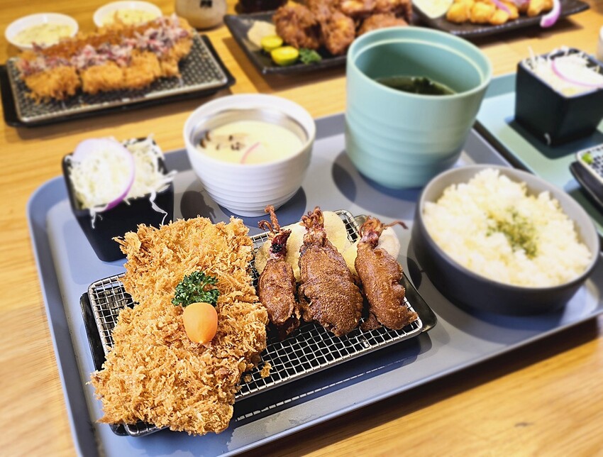 呼叫蔥花控、海鮮控出發！！人氣豬排新品上市，爆料三星蔥花、松葉蟹肉、澎湖小卷通通上桌，海陸通吃就在這！！