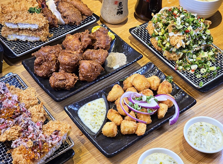 呼叫蔥花控、海鮮控出發！！人氣豬排新品上市，爆料三星蔥花、松葉蟹肉、澎湖小卷通通上桌，海陸通吃就在這！！