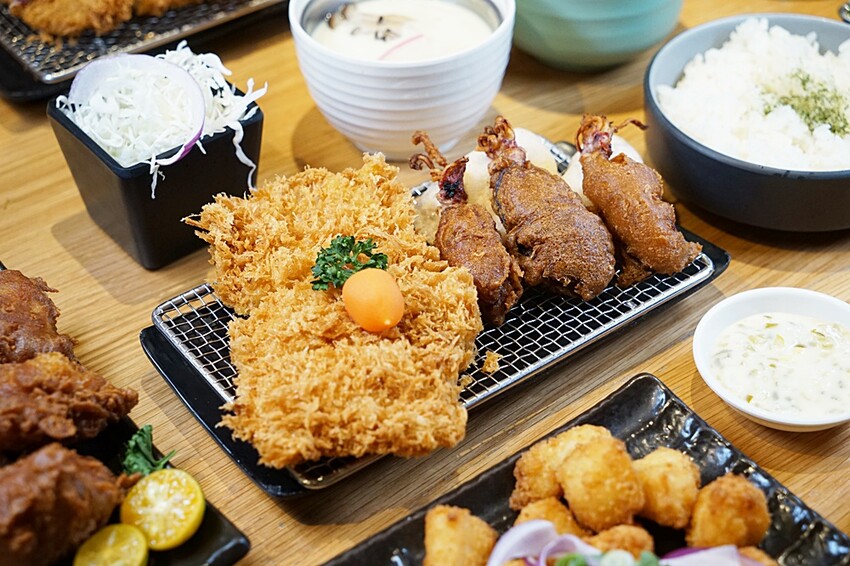 呼叫蔥花控、海鮮控出發！！人氣豬排新品上市，爆料三星蔥花、松葉蟹肉、澎湖小卷通通上桌，海陸通吃就在這！！