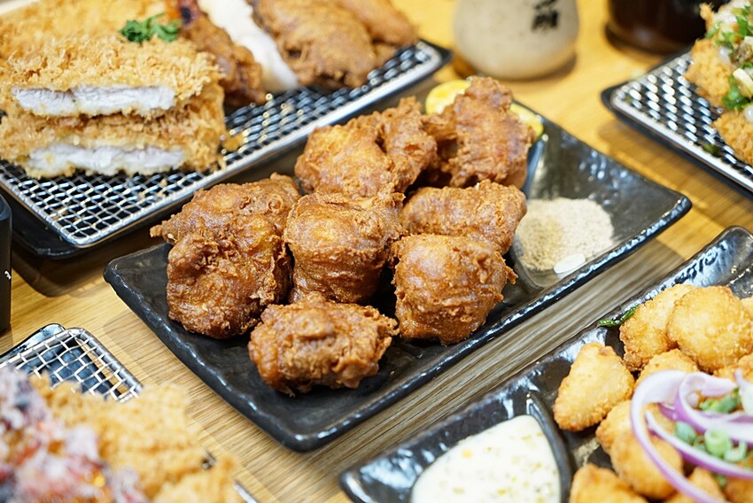 呼叫蔥花控、海鮮控出發！！人氣豬排新品上市，爆料三星蔥花、松葉蟹肉、澎湖小卷通通上桌，海陸通吃就在這！！