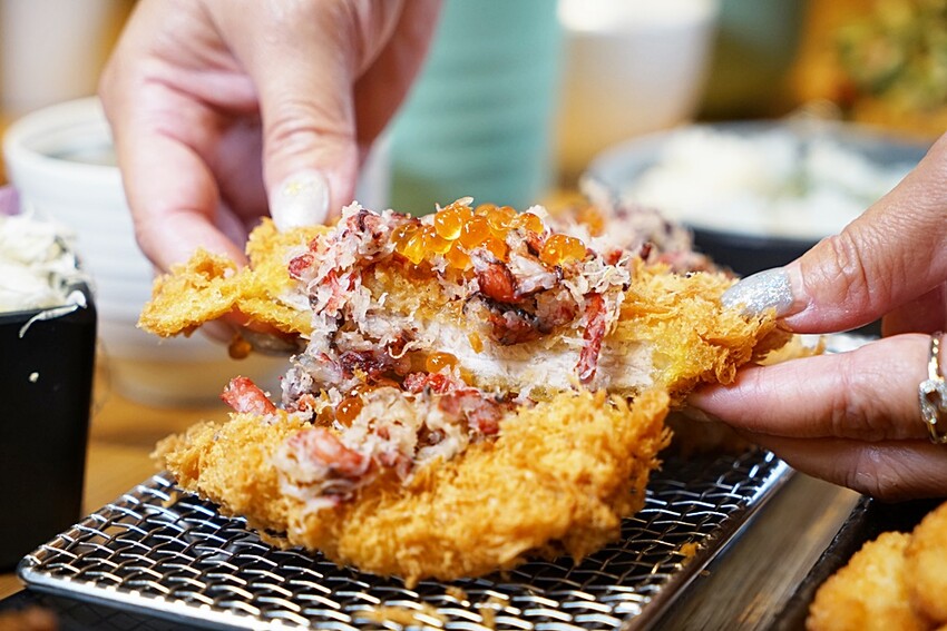 呼叫蔥花控、海鮮控出發！！人氣豬排新品上市，爆料三星蔥花、松葉蟹肉、澎湖小卷通通上桌，海陸通吃就在這！！