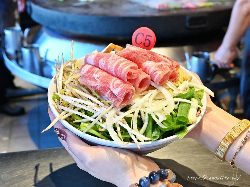 九九蒙古烤肉火鍋｜台中蒙古烤肉吃到飽，最低只要298元起，還有打拋豬、咖哩飯、麻辣豆腐鴨血吃到飽～