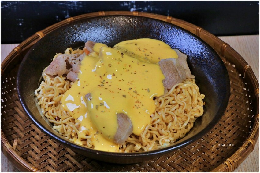 【高雄】食扒穗 小港店‧不一樣的午晚餐，來碗川式特辣炒泡麵、麻辣燙 - 敦 小 蓮の食旅錄