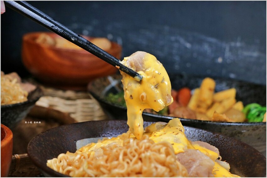 【高雄】食扒穗 小港店‧不一樣的午晚餐，來碗川式特辣炒泡麵、麻辣燙 - 敦 小 蓮の食旅錄