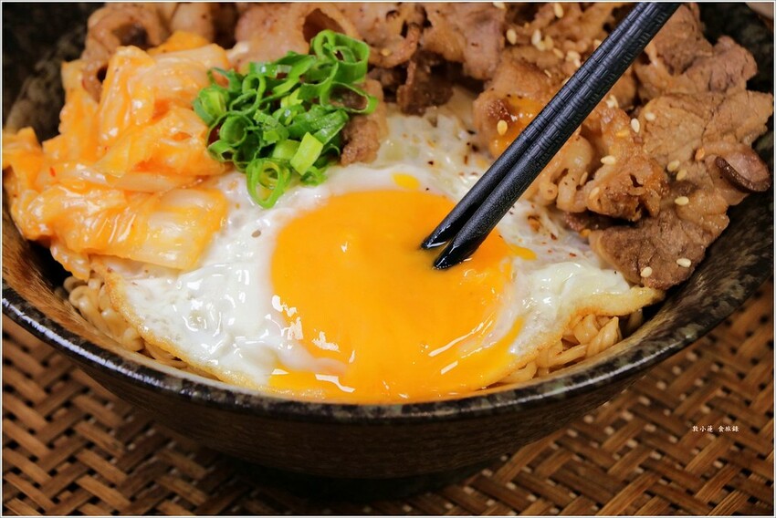 【高雄】食扒穗 小港店‧不一樣的午晚餐，來碗川式特辣炒泡麵、麻辣燙 - 敦 小 蓮の食旅錄