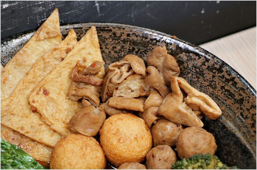【高雄】食扒穗 小港店‧不一樣的午晚餐，來碗川式特辣炒泡麵、麻辣燙 - 敦 小 蓮の食旅錄