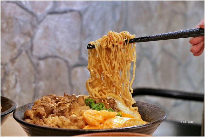 【高雄】食扒穗 小港店‧不一樣的午晚餐，來碗川式特辣炒泡麵、麻辣燙 - 敦 小 蓮の食旅錄