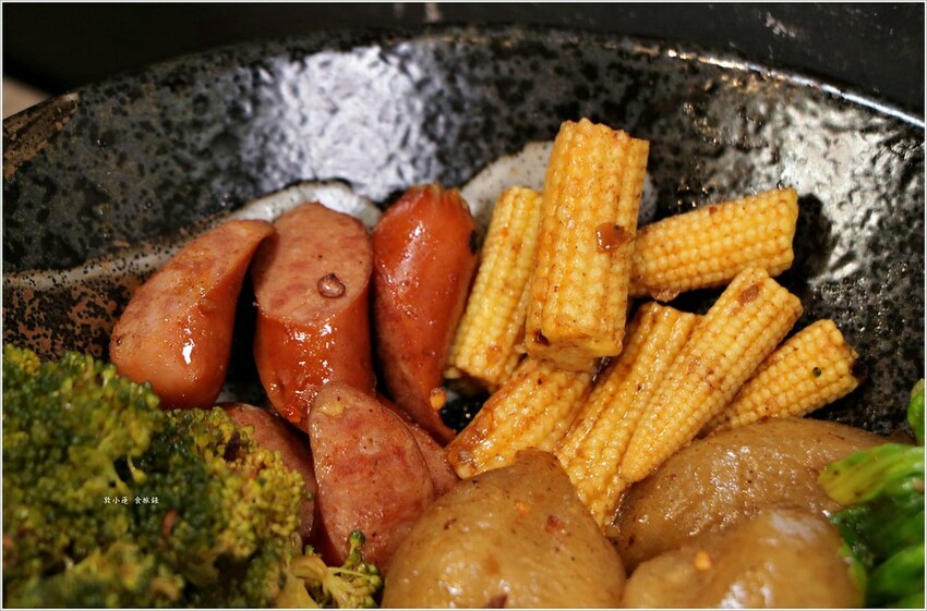 【高雄】食扒穗 小港店‧不一樣的午晚餐，來碗川式特辣炒泡麵、麻辣燙 - 敦 小 蓮の食旅錄