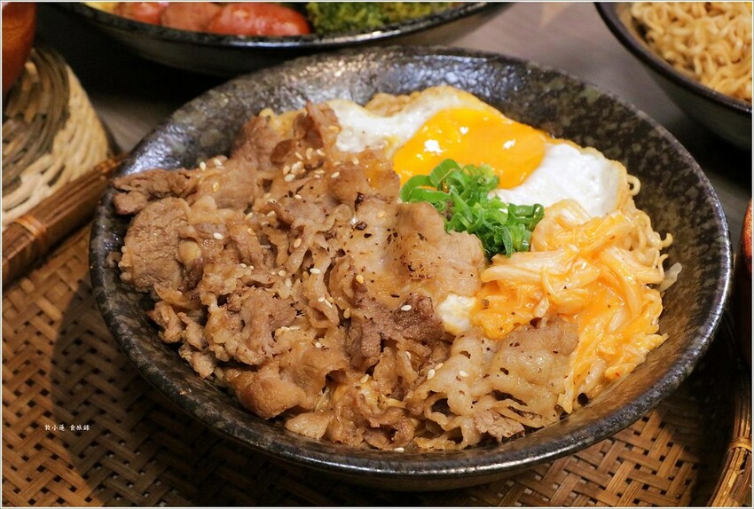 【高雄】食扒穗 小港店‧不一樣的午晚餐，來碗川式特辣炒泡麵、麻辣燙 - 敦 小 蓮の食旅錄