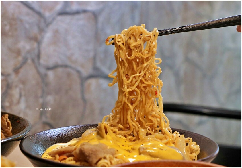【高雄】食扒穗 小港店‧不一樣的午晚餐，來碗川式特辣炒泡麵、麻辣燙 - 敦 小 蓮の食旅錄