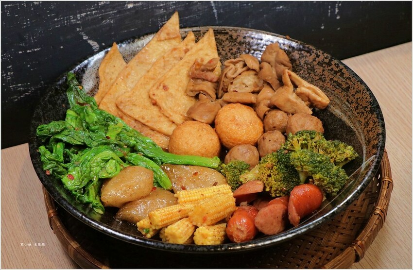 【高雄】食扒穗 小港店‧不一樣的午晚餐，來碗川式特辣炒泡麵、麻辣燙 - 敦 小 蓮の食旅錄